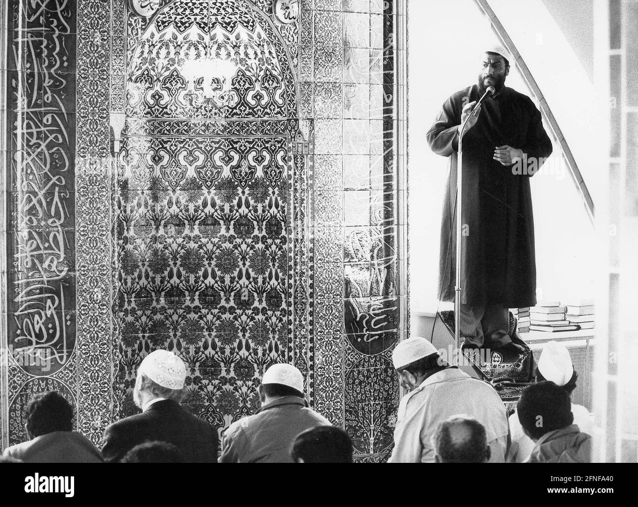 Ahmed Al Khalifa, imam musulman de Munich, donnant un sermon dans une mosquée. [traduction automatique] Banque D'Images