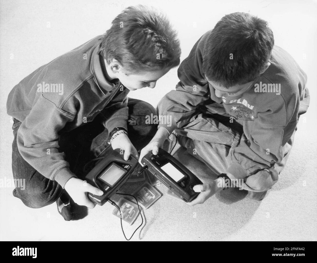 Date de l'enregistrement: 10.11.1992 Stefan (à gauche) et Thomas de Munich jouent avec leurs Game Boys. [traduction automatique] Banque D'Images