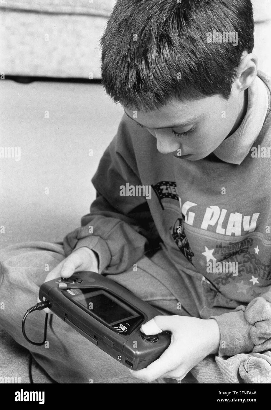 Date de l'enregistrement: 10.11.1992 Thomas de Munich joue avec son Game Boy. [traduction automatique] Banque D'Images