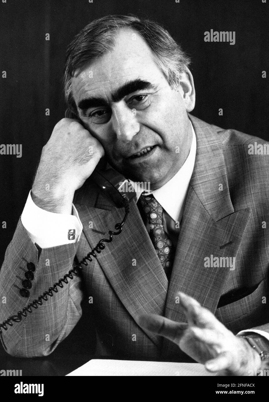 Le ministre fédéral des Finances, Theo Waigel, au téléphone dans son bureau. [traduction automatique] Banque D'Images