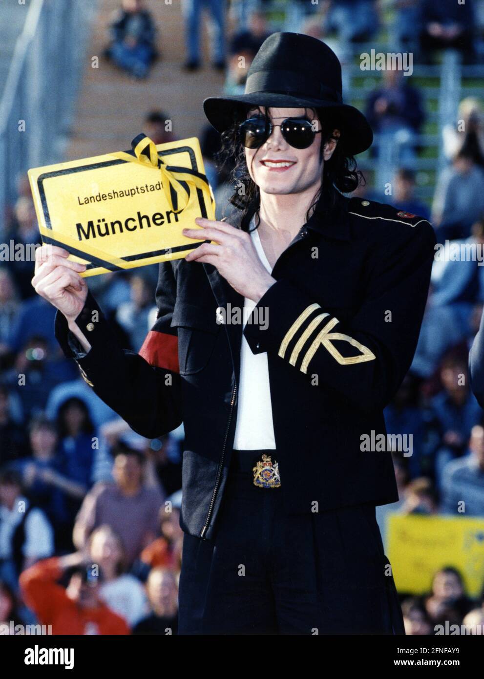 La star pop américaine Michael Jackson débarque à Munich et est accueillie par les fans avec un panneau Munich (History Tour). [traduction automatique] Banque D'Images