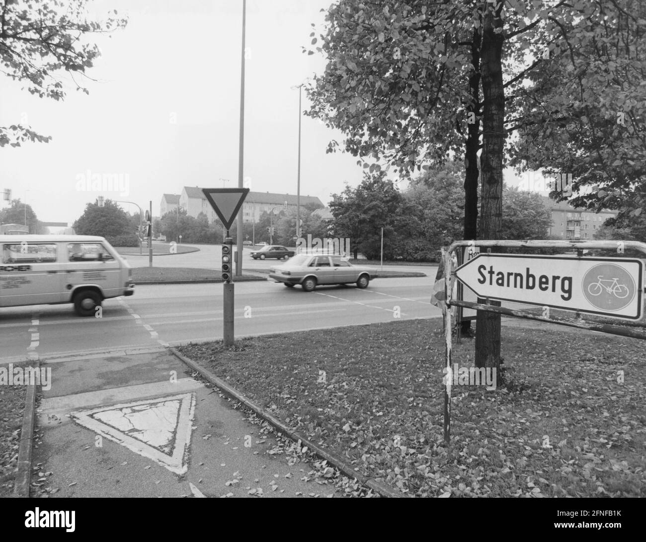 La très animée Luise-Kiesselbach-Platz, au sud de l'anneau Mittlerer, avec piste cyclable en direction de Starnberg. [traduction automatique] Banque D'Images