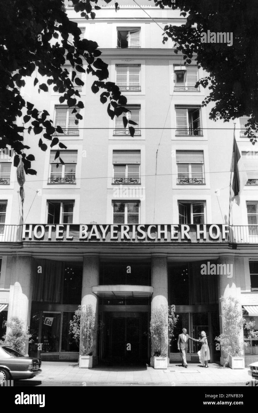 Vue sur l'entrée de l'hôtel Bayerischer Hof à Munich. [traduction automatique] Banque D'Images