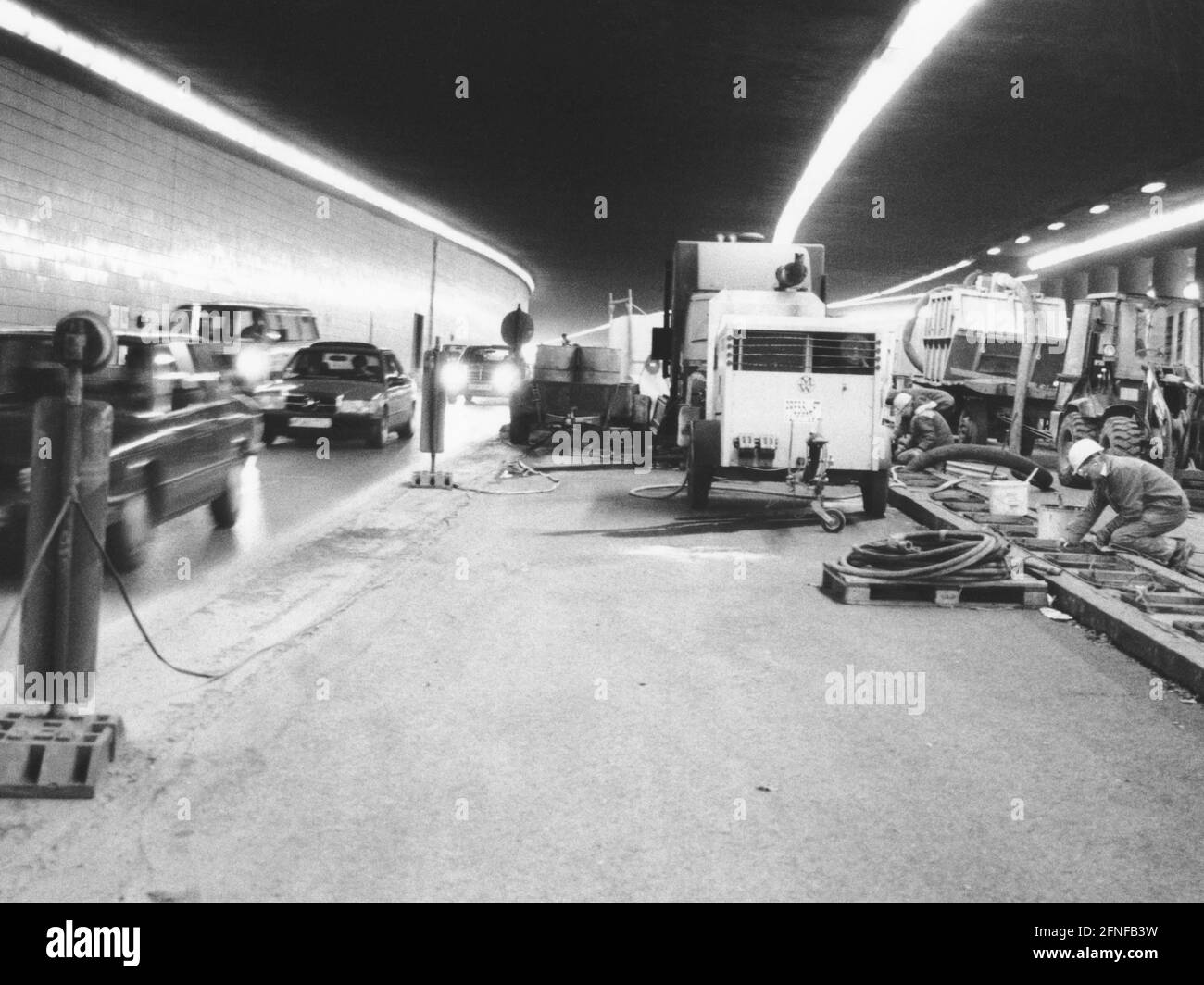 Les travailleurs de la construction travaillent sur la surface de la route du tunnel Altstadtringtunnel en direction est. Le tunnel sous Ludwigstraße et le Prinz-Carl-Palais a été agrandi au fil des décennies et finalisé dans une dernière phase au cours de la nouvelle construction de la Chancellerie d'État bavaroise à partir de 1992. [traduction automatique] Banque D'Images