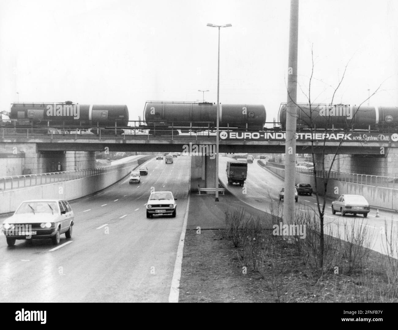Un passage souterrain à plusieurs voies des deux côtés, sous un pont ferroviaire. [traduction automatique] Banque D'Images