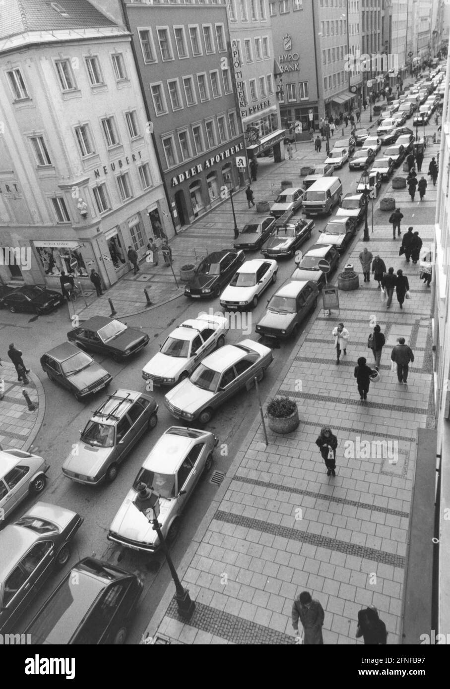 Des voitures sont coincées dans la rue Sendlinger Straße de Munich et toutes les places de stationnement sur le côté de la route sont occupées. [traduction automatique] Banque D'Images