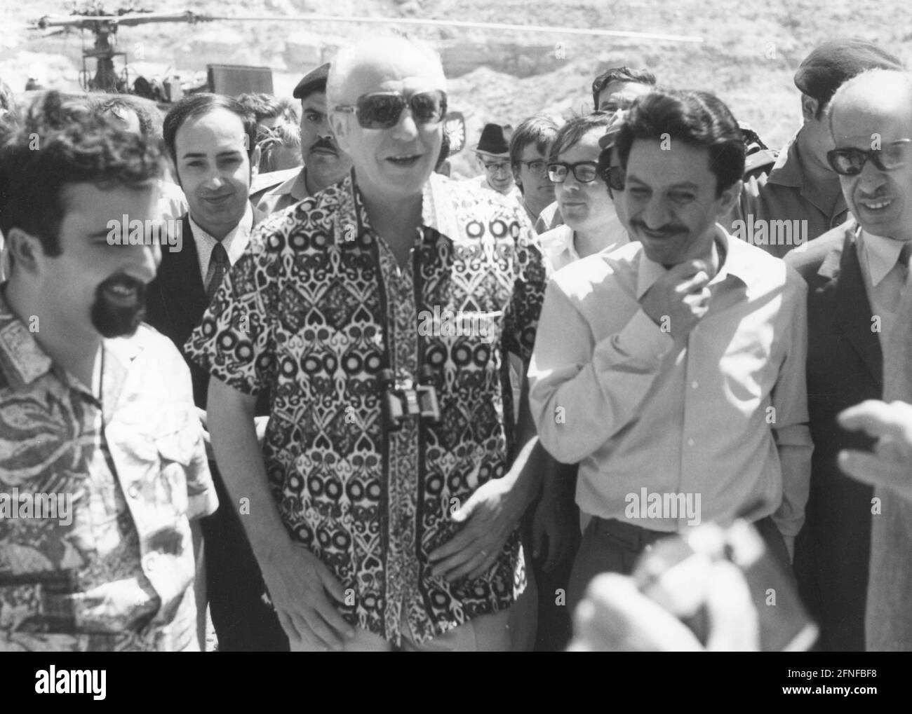 Walter Scheel (au centre, à gauche) avec le prince héritier jordanien Hassan (au centre, à droite) lors d'une visite en hélicoptère de la vallée du Jourdain au cours de son voyage au Moyen-Orient. En arrière-plan, vous pouvez voir la lame du rotor d'un hélicoptère. [traduction automatique] Banque D'Images