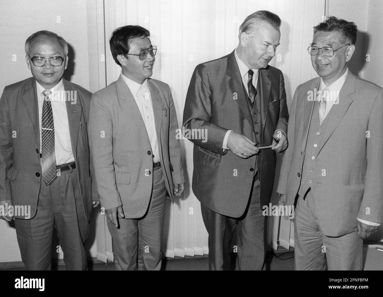 Le ministre de l'économie, Anton Jaumann (deuxième de droite), reçoit une délégation de trois éminents scientifiques et philosophes des sciences de la République populaire de Chine. Les trois sont en tournée de conférences. À gauche se trouvent le théoricien scientifique et homme politique Li hui-Gut et le scientifique et journaliste éducatif Zhou Lin. À droite de Jaumann se trouve le chef de délégation Yu Guangyan. Chef de délégation Yu Guangyan (à droite), qui en tant qu'économiste de la réforme... [traduction automatique] Banque D'Images