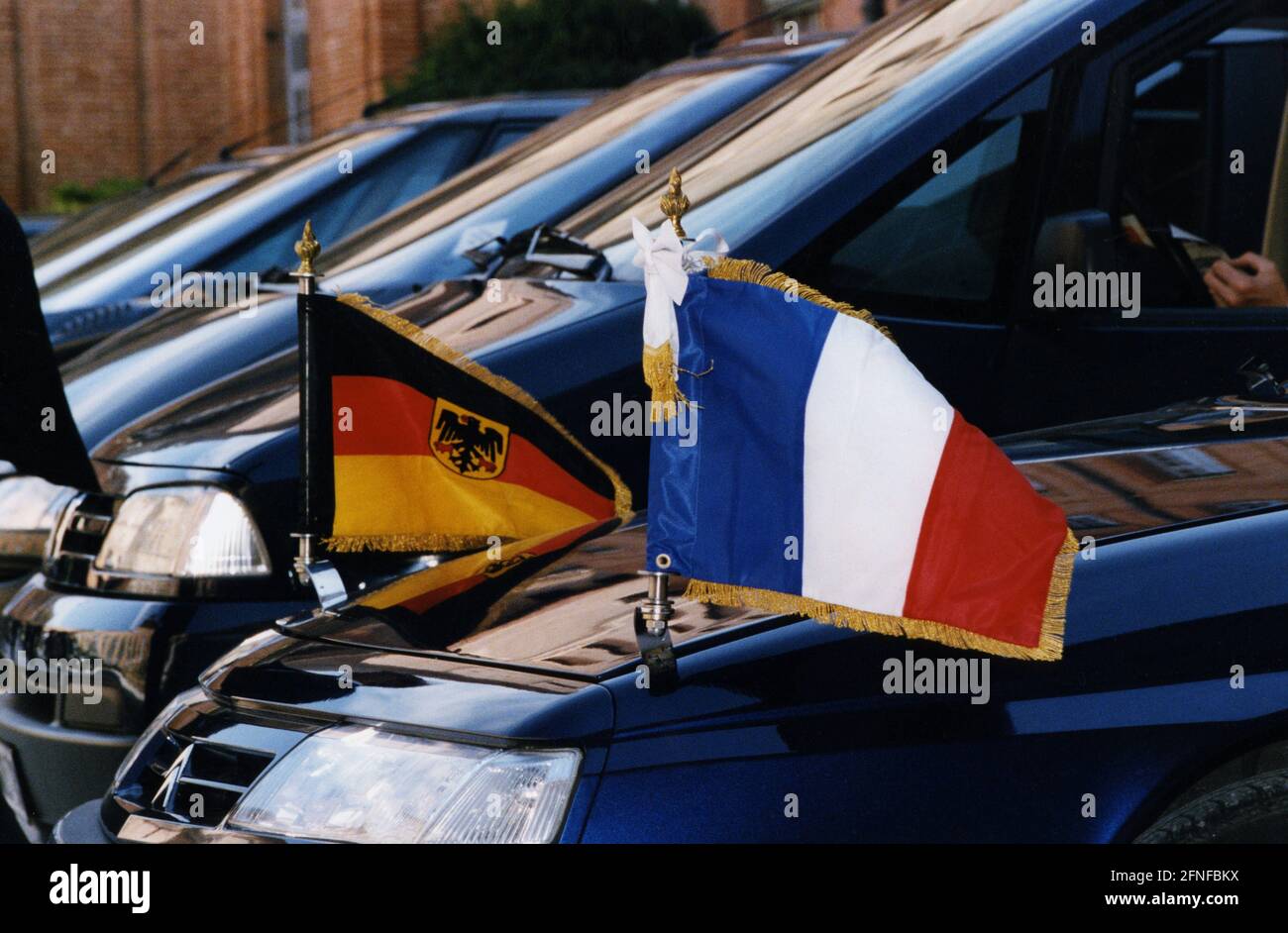 Les fanions français et allemand sont affichés sur la voiture de la délégation. Des représentants allemands et français se réunissent pour des consultations à Toulouse. [traduction automatique] Banque D'Images