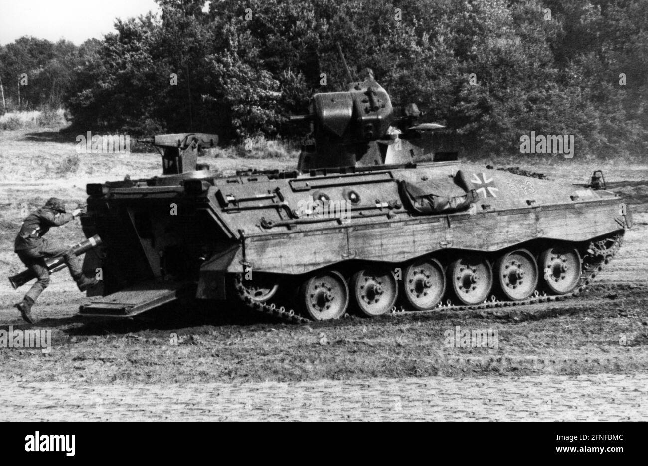 Le Marder a mis à niveau en permanence l'équipement de l'infanterie blindée et est resté en service avec la Bundeswehr jusqu'à ce qu'il soit remplacé par le Puma. Un grenadier avec un bazooka glisse à bord à travers la trappe. [traduction automatique] Banque D'Images