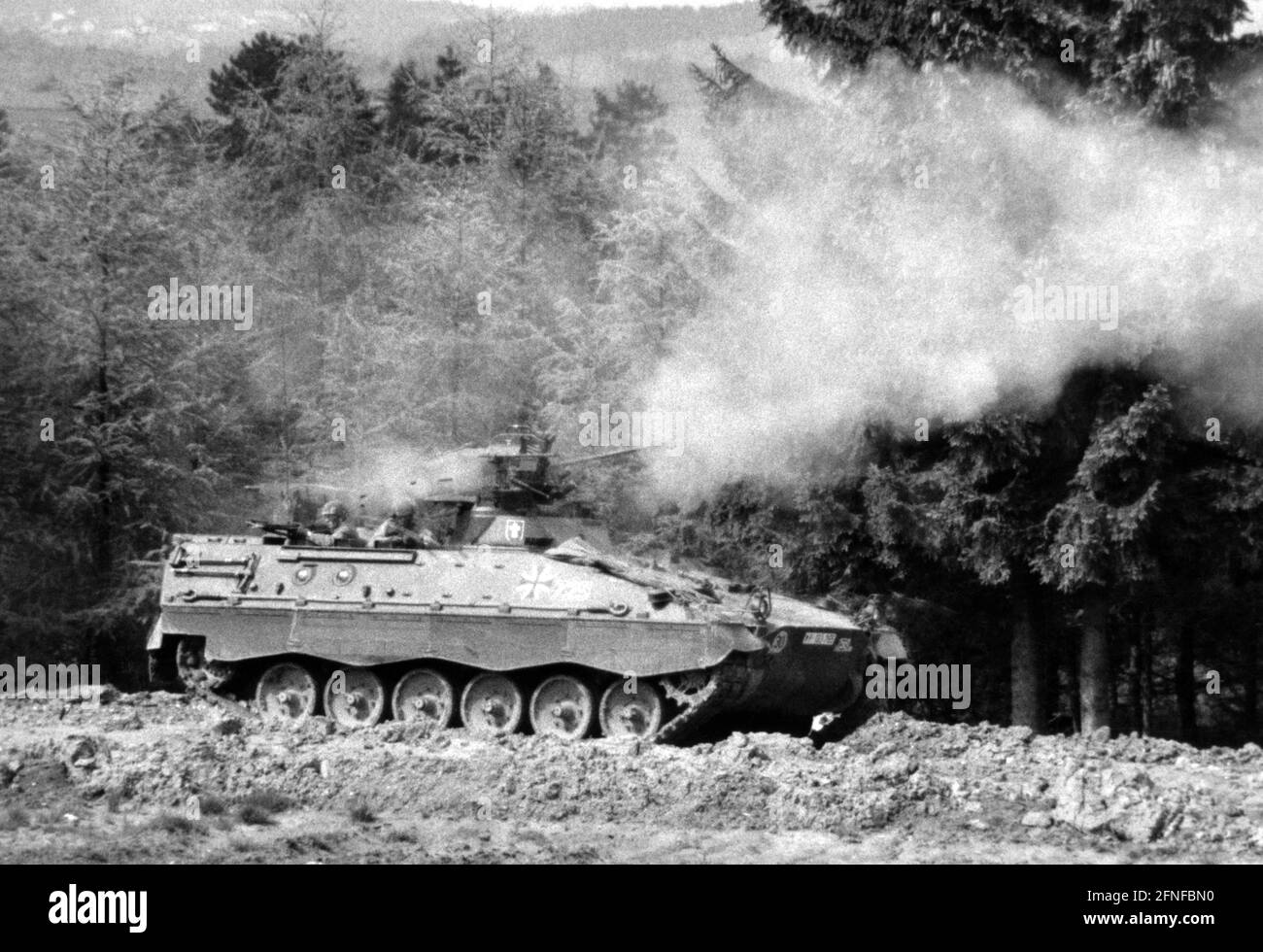 Le Marder a mis à niveau en permanence l'équipement de l'infanterie blindée et est resté en service avec la Bundeswehr jusqu'à ce qu'il soit remplacé par le Puma. La mitrailleuse embarquée MK 20 RH 202 lance un rond de calibre 20. [traduction automatique] Banque D'Images