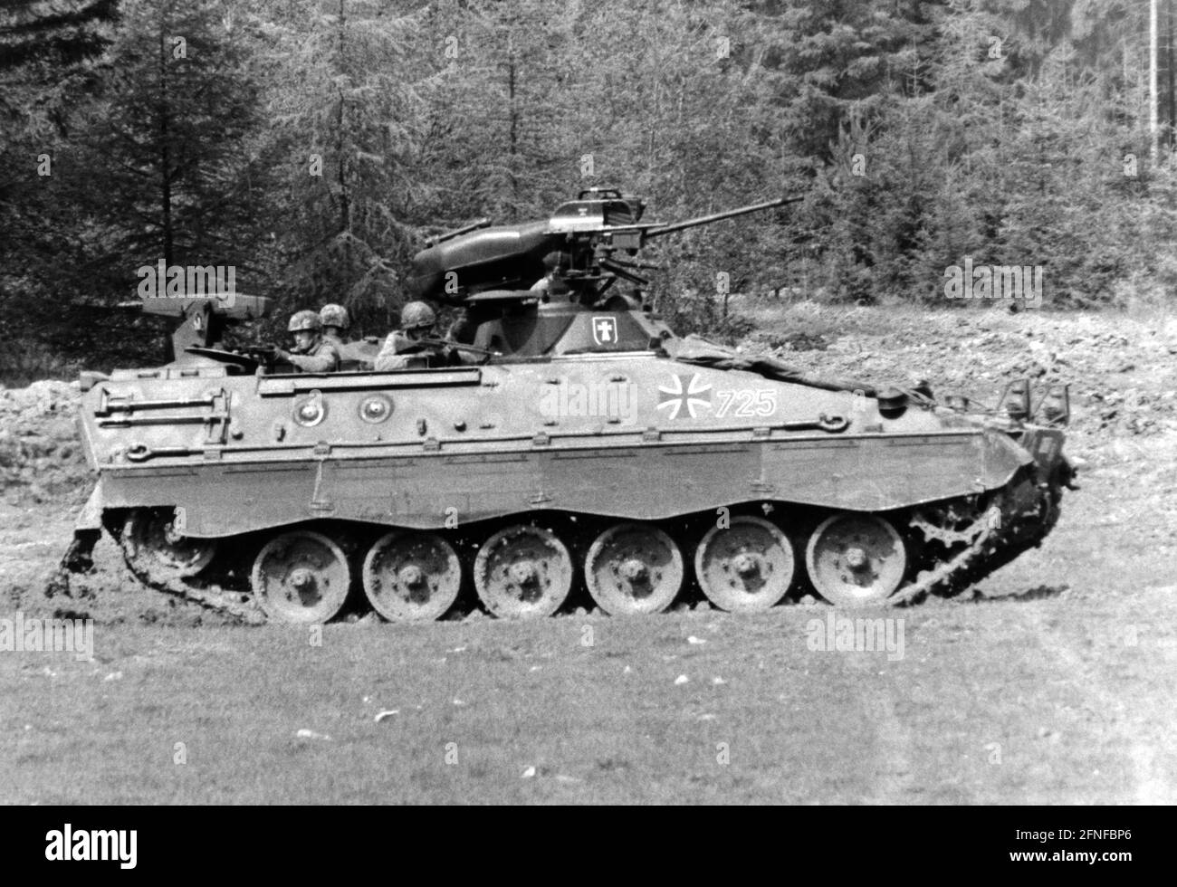 Le Marder a mis à niveau de manière durable l'équipement de l'infanterie blindée et reste en service avec la Bundeswehr jusqu'à ce qu'il soit remplacé par le Puma. Les soldats peuvent travailler à travers les trappes à l'extérieur. [traduction automatique] Banque D'Images