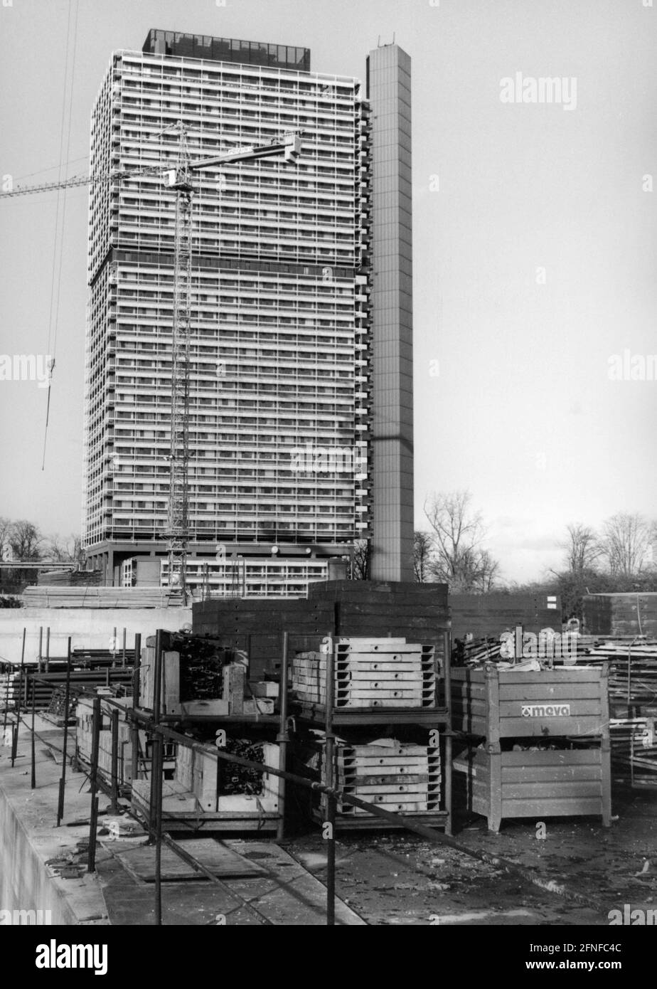 "Travaux de construction en face du ''Langer Eugen'', la tour pour les députés du quartier gouvernemental de Bonn. Sur le côté droit du bâtiment, vous pouvez voir la tour de feu. Il y a des palettes et une grue devant le bâtiment. Photo non datée, vers 1993. [traduction automatique]' Banque D'Images