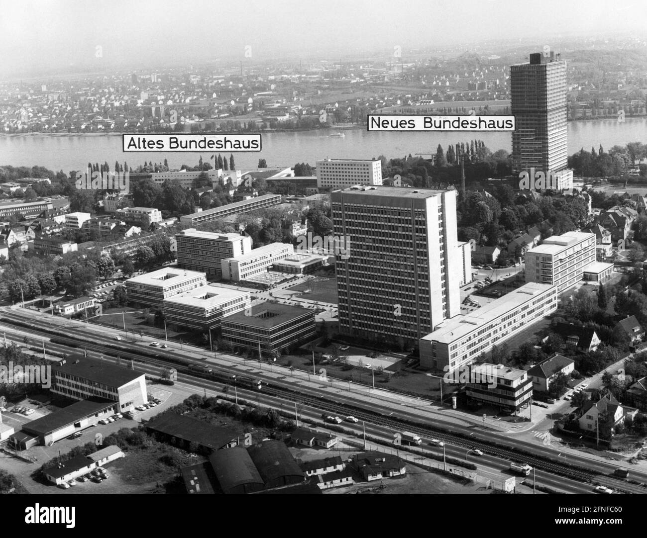 Sur la vue aérienne du quartier du gouvernement de Bonn vous pouvez voir l'ancien Bundeshaus et le nouveau Bundeshaus, le Langer Eugen. En arrière-plan est le Rhin. [traduction automatique] Banque D'Images