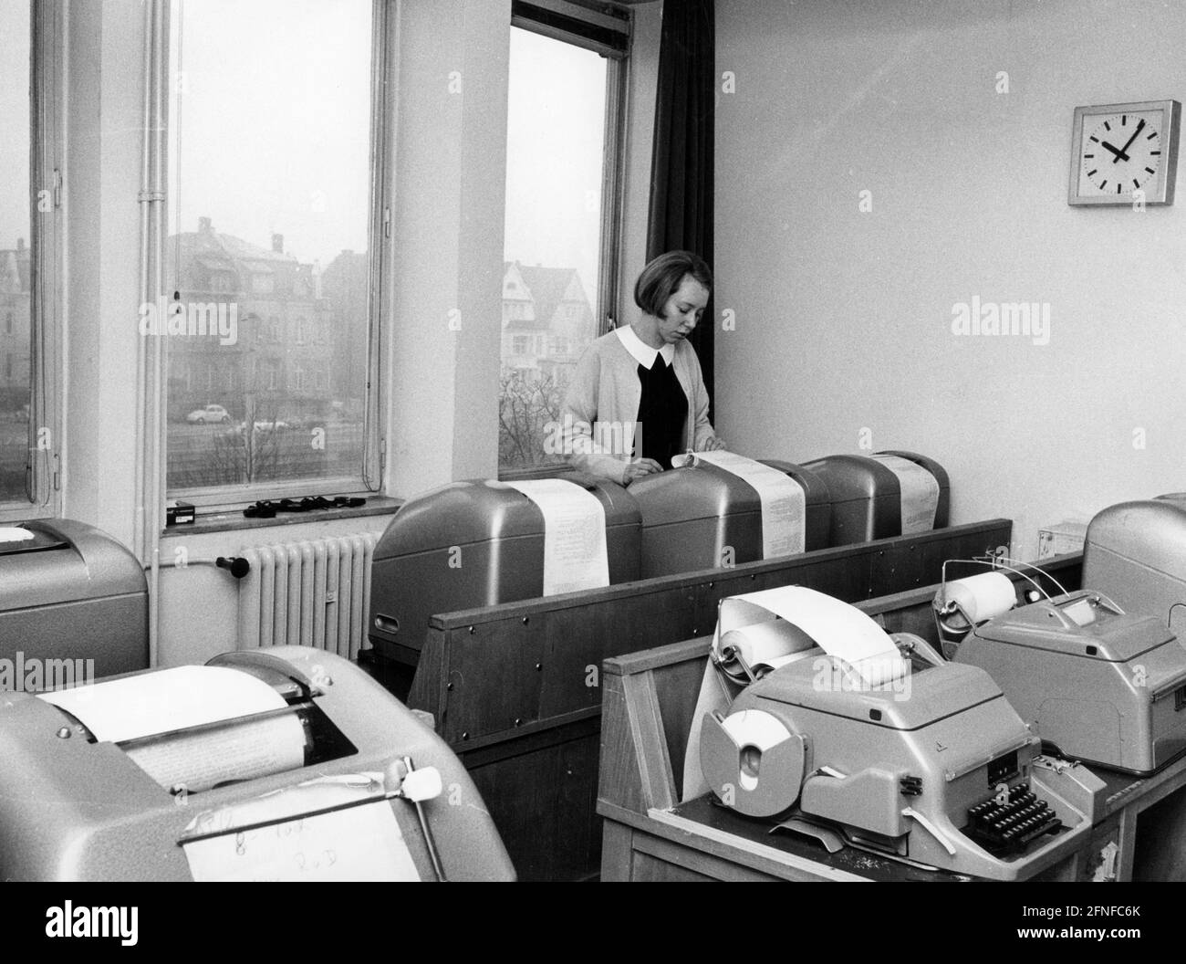 Le Centre Telex du Bureau fédéral de presse à Bonn. Un secrétaire se tient aux machines à écrire. [traduction automatique] Banque D'Images