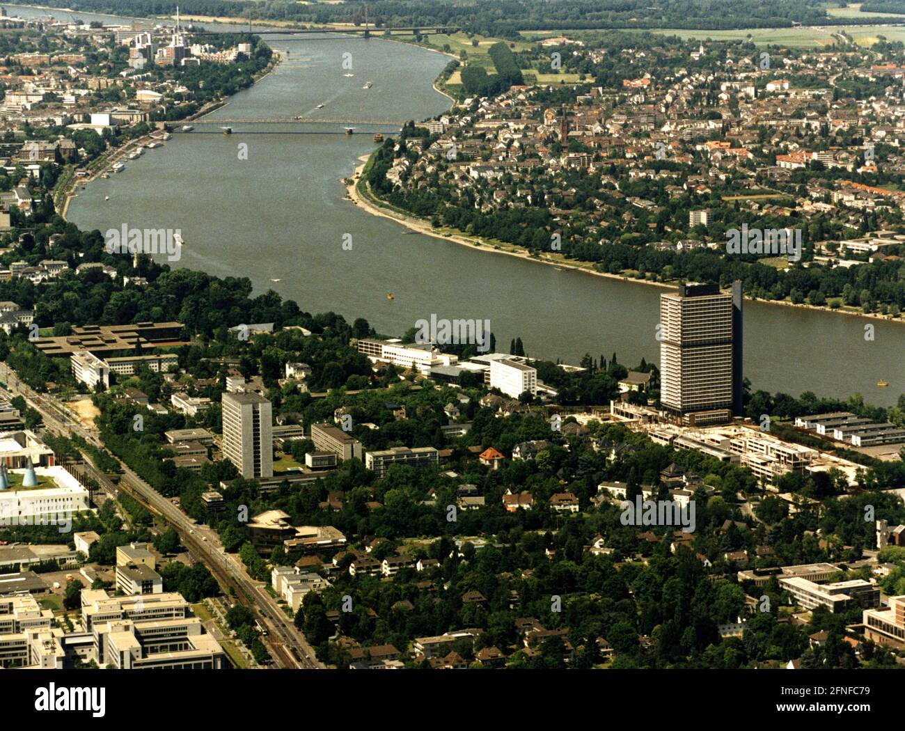 'Sur la vue aérienne vous pouvez voir le Rhin, sur lequel certains navires naviguent. Aussi le ''Lange Eugen'', le siège du Parlement du district gouvernemental. Photo non datée, vers 1980. [traduction automatique]' Banque D'Images