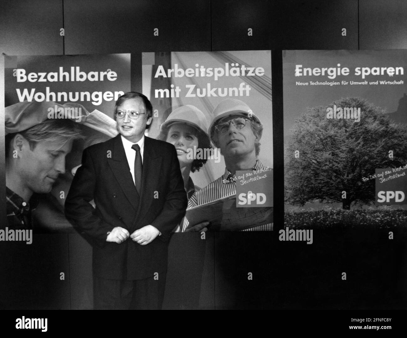 'Günter Verheugen, le directeur fédéral du SPD, présente les affiches du SPD pour la campagne électorale fédérale de 1994. Le SPD annonce avec des affiches disant ''logement abordable'', ''Jobs with a future'' ou 'Save Energy'. [traduction automatique]' Banque D'Images