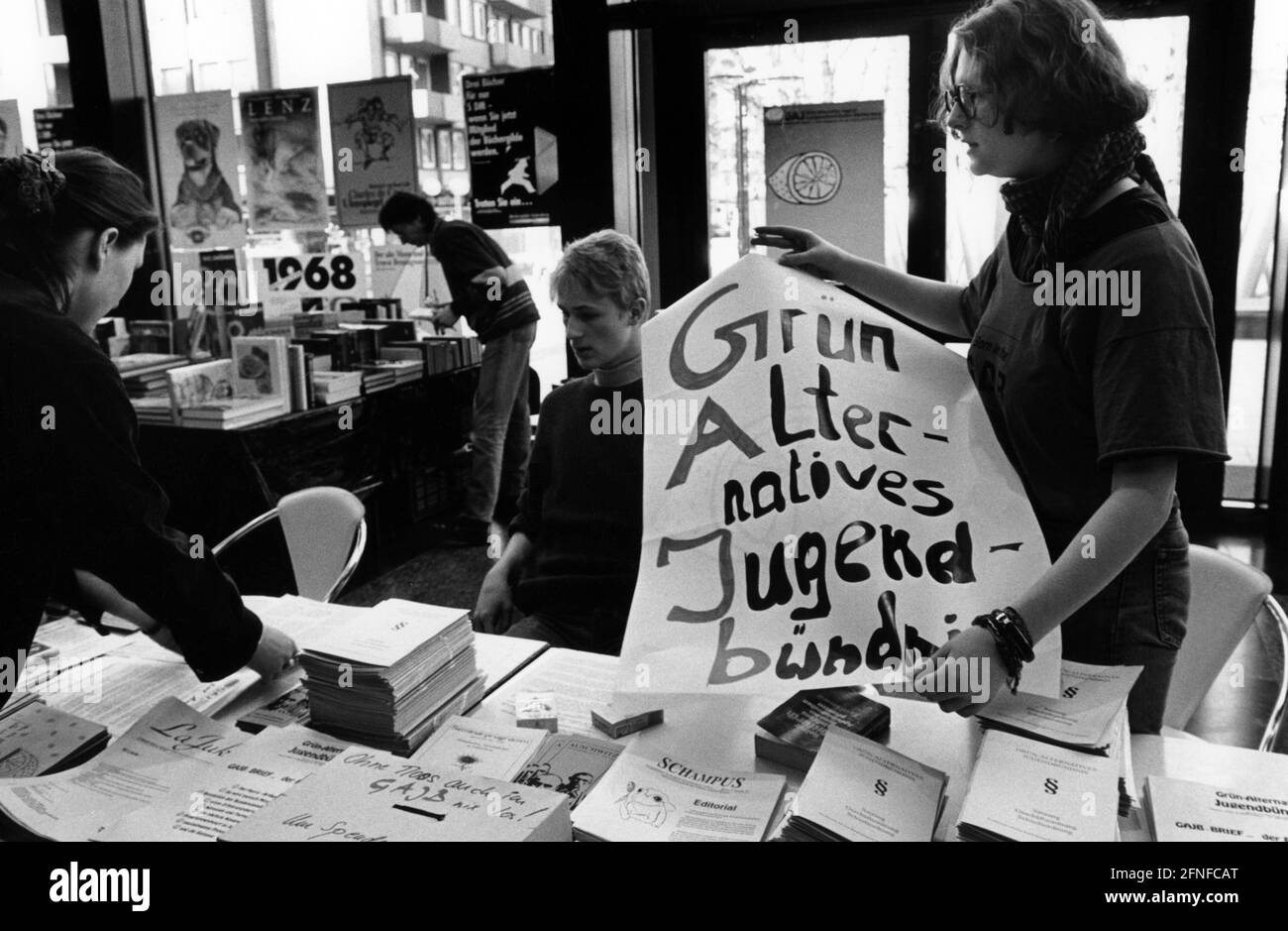 "Lors de la conférence des délégués fédéraux de Bündnis 90/Die Grünen dans le Rosengarten à Mannheim, il est décidé de reconnaître l'organisation de jeunesse ''Grün-alternatives Jugendbündnis'' (maintenant Grüne Jugend), dans la photo le stand d'information avec une boîte de donation et des magazines tels que ''champus' ou sur Auschwitz. En arrière-plan un tableau de livre sur le mouvement 68er. [traduction automatique]' Banque D'Images