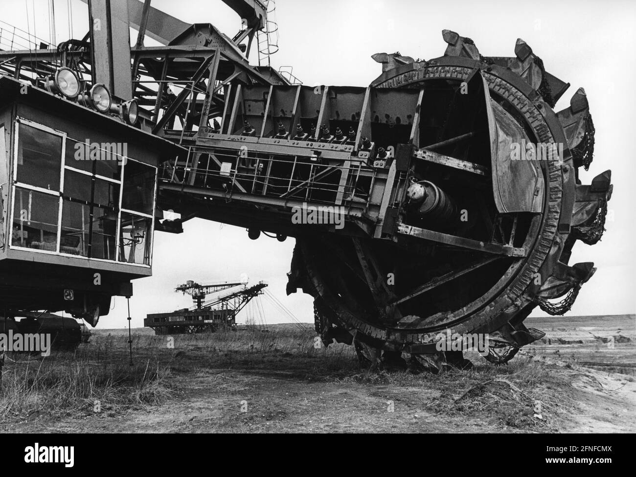 'Le projet Expo ''Ferropolis'' dans la mine à ciel ouvert de Golpa-Nord est un musée. Les cinq grandes machines minières à ciel ouvert deviennent une sculpture en acier, un musée industriel et un lieu d'événements. En arrière-plan, vous pouvez voir deux des énormes machines d'exploitation minière. [traduction automatique]' Banque D'Images