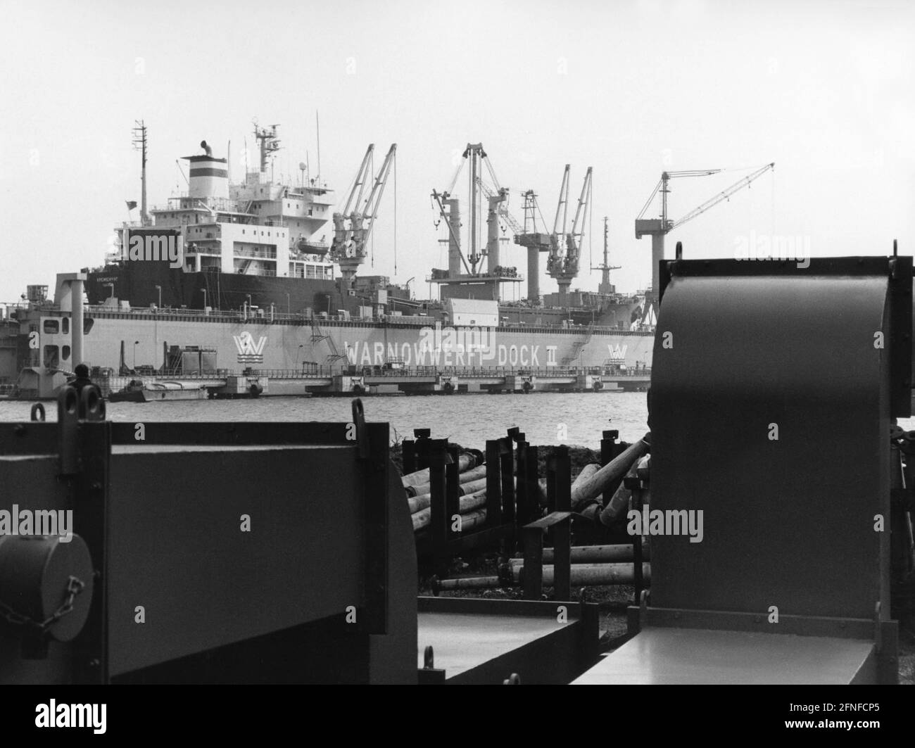 Dans le chantier naval de Warnow dans le Dock II se trouve un bateau à vapeur qui est construit. Le chantier naval a d'énormes grues pour cela. Warnemünde, le projet de Rostock, est l'une des stations balnéaires les plus populaires de la RDA. Rostock est le plus important port d'outre-mer de la RDA. [traduction automatique] Banque D'Images