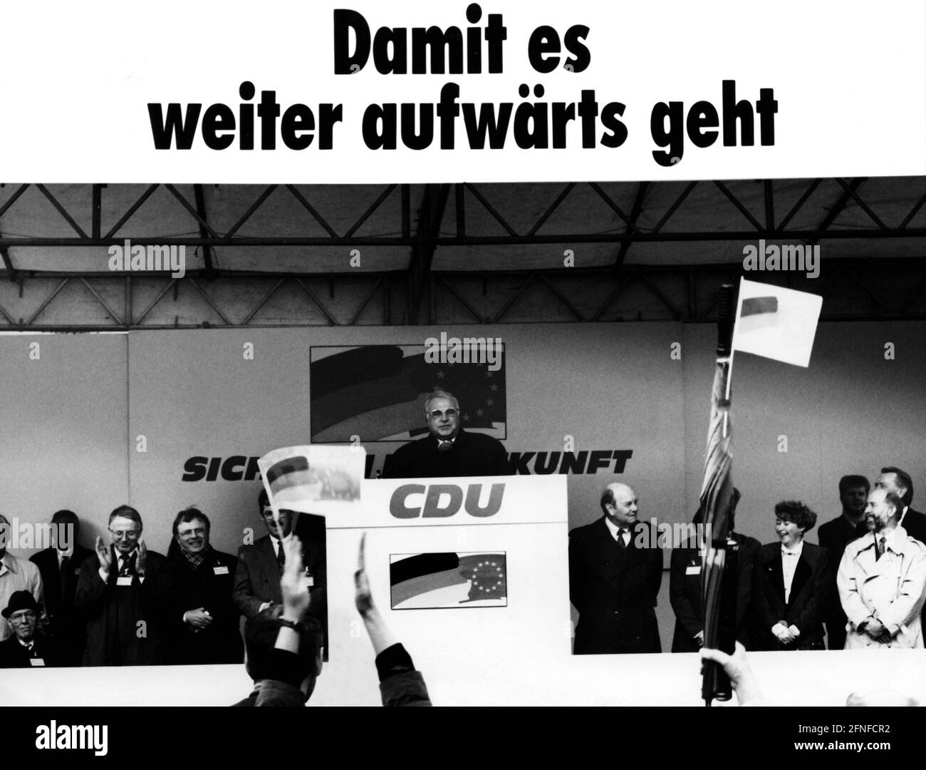 « le chancelier Helmut Kohl prononce un discours lors d'un rassemblement de campagne de la CDU pour les élections du Bundestag de 1994. Titre du rallye: 'damit es weiter aufwärts geht'. [traduction automatique]' Banque D'Images