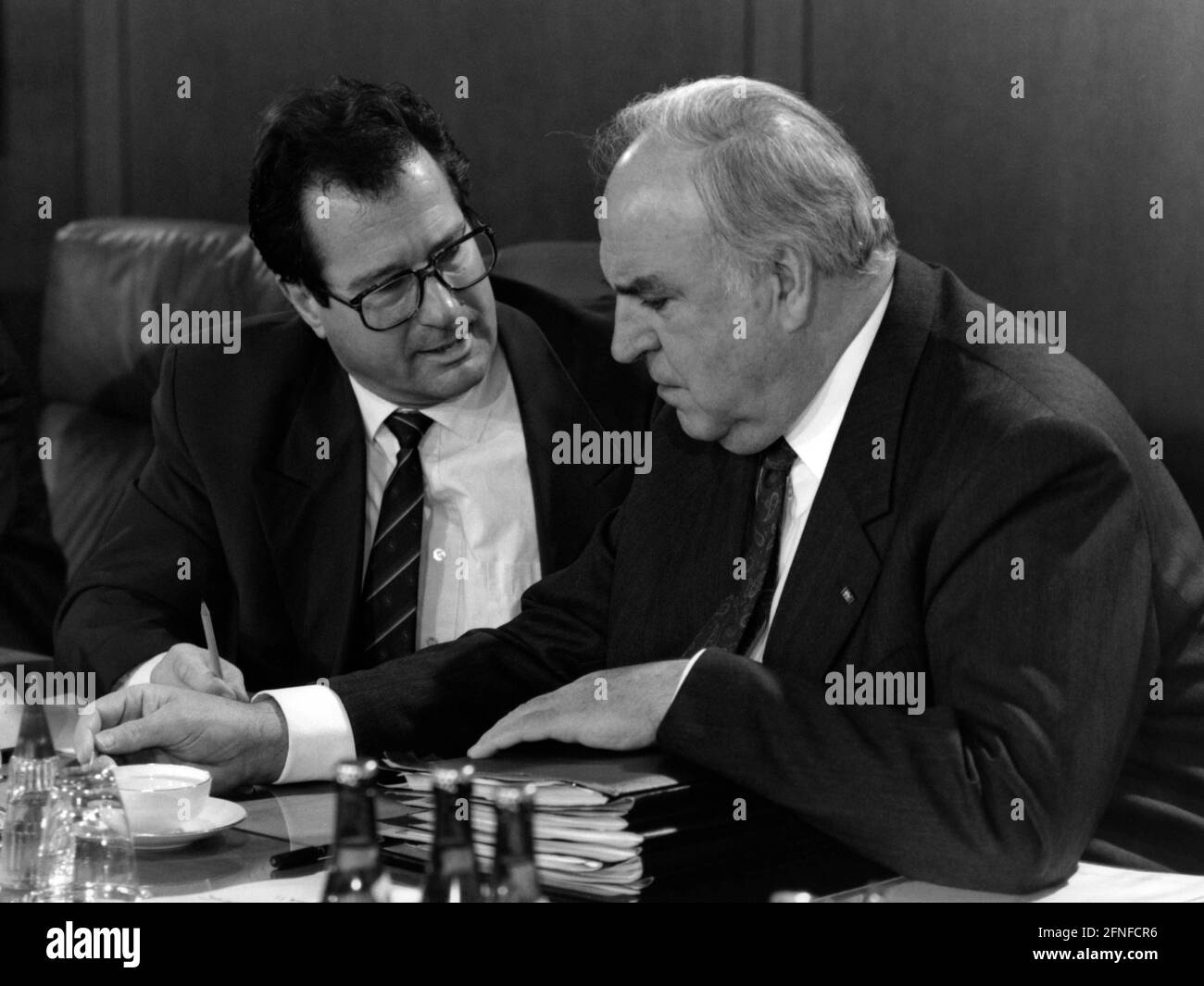 Le chancelier fédéral Helmut Kohl (à droite) a eu une conversation avec le ministre fédéral des Affaires étrangères Klaus Kinkel (à gauche). [traduction automatique] Banque D'Images