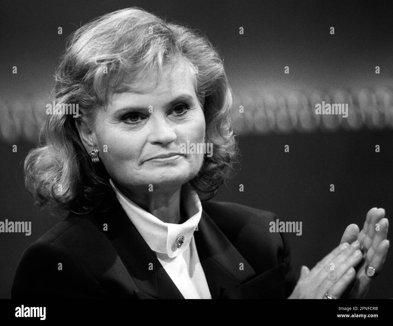 'Hannelore Kohl applaudit lors de son apparition dans la série télévisée de la ZDF ''Wetten, dass...?'' à Bâle, où elle faisait la promotion de sa fondation ''Kuratorium ZNS'' pour les victimes d'accidents avec des dommages au système nerveux central. [traduction automatique]' Banque D'Images