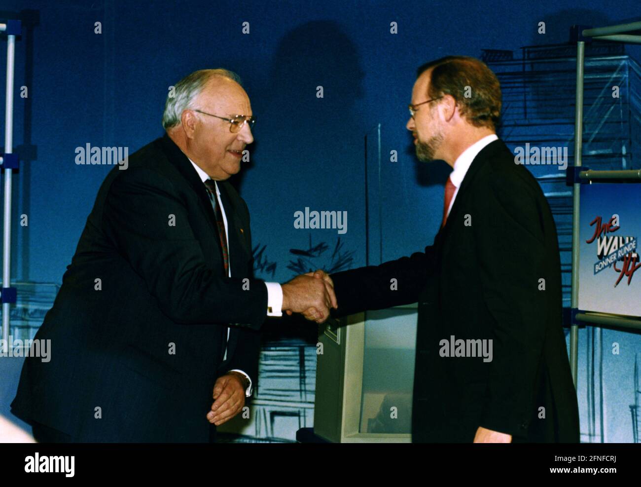 Le vainqueur de l'élection Helmut Kohl (CDU) (gauche) tremble avec son rival du SPD, Rudolf Scharping, dans le studio de télévision WDR après l'élection. [traduction automatique] Banque D'Images