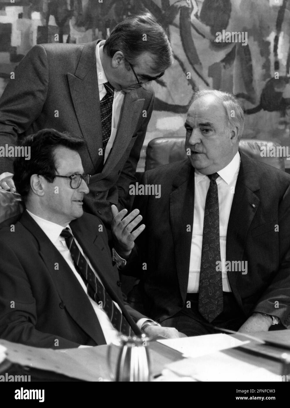 Le chancelier fédéral Helmut Kohl (à droite, CDU), le ministre fédéral des Finances Theo Waigel (au centre, CSU) et le ministre fédéral des Affaires étrangères Klaus Kinkel (à gauche, FDP). [traduction automatique] Banque D'Images