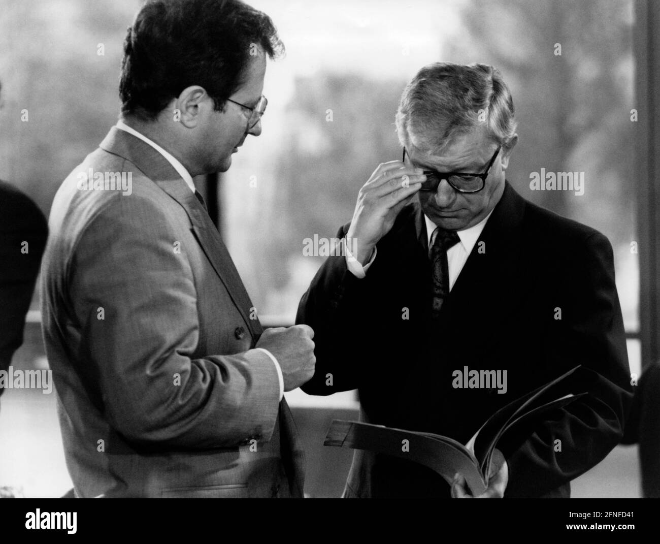 Klaus Kinkel, ministre allemand de la Justice, avec Rudolf Seiters, chef du bureau du chancelier. [traduction automatique] Banque D'Images