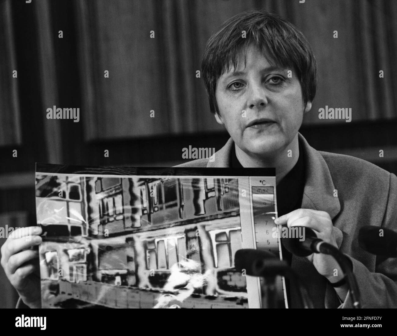 Lors d'une conférence de presse, la ministre fédérale de l'Environnement, Angela Merkel, présente l'image thermique infrarouge d'un bâtiment pour mettre en évidence les points faibles de l'isolation thermique. [traduction automatique] Banque D'Images