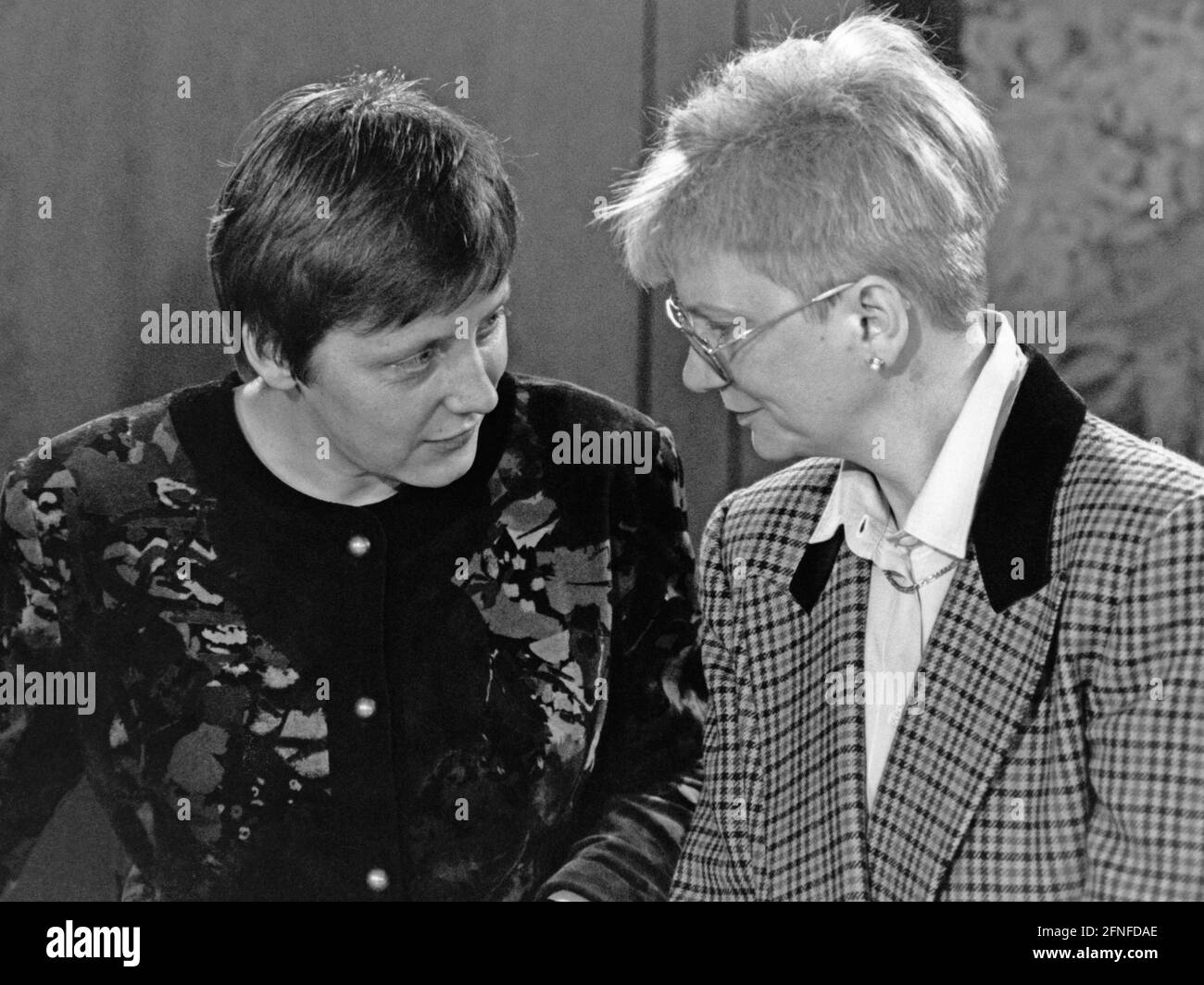 De gauche. La ministre fédérale des Affaires féminines, Angela Merkel, et la ministre fédérale de la Santé, Gerda Hasselfeldt, lors d'une réunion du Cabinet. [traduction automatique] Banque D'Images