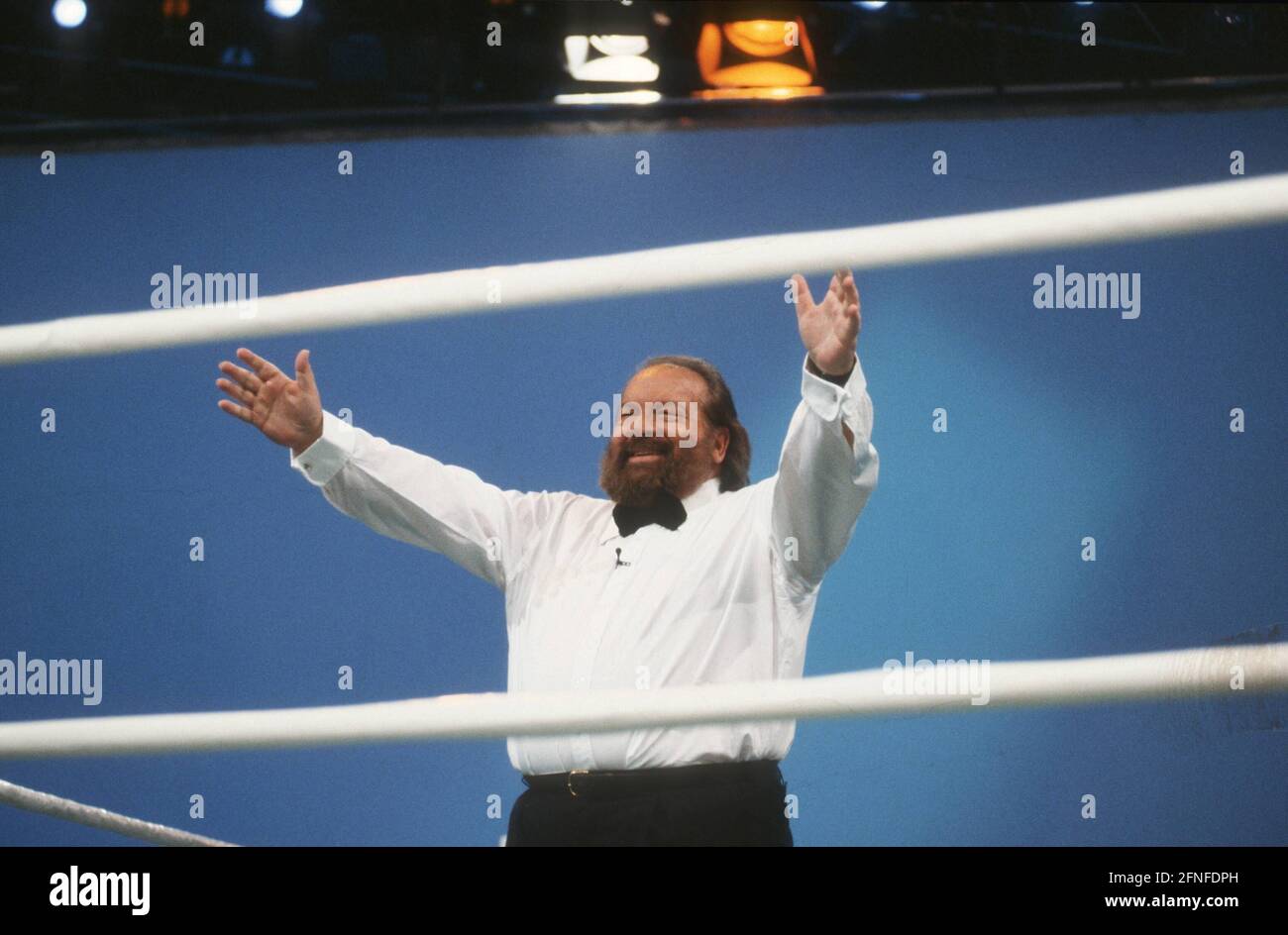 Bud Spencer comme arbitre dans le ring de boxe à l'émission de télévision 'Wetten, dass...?', 03/95 son homme télévision film action barbe sombre-cheveux noeud cravate chemise USA transversal demi-debout studio décor boxe bague parlante gesticulation [traduction automatique] Banque D'Images