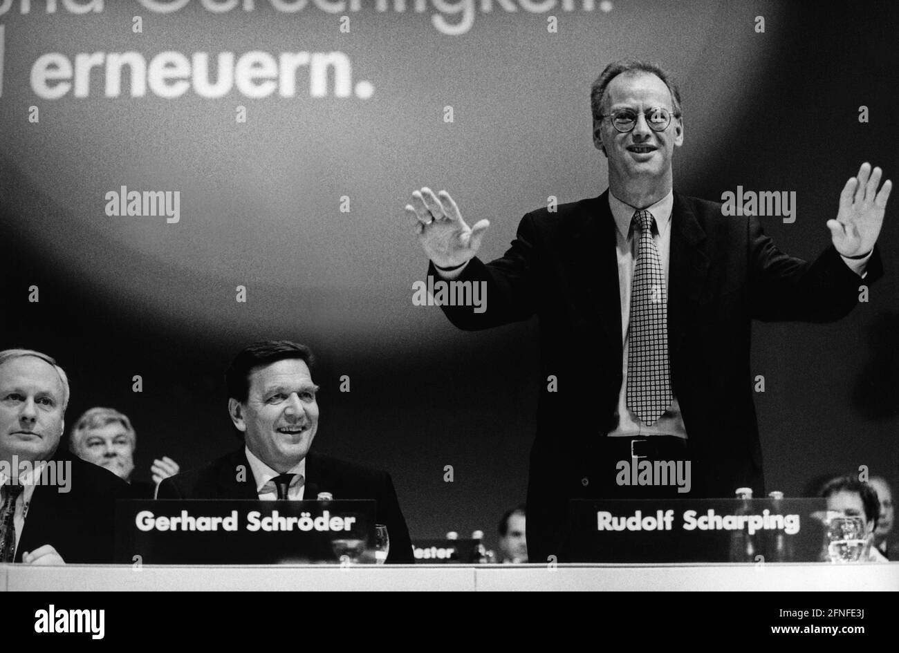 Cette photo montre de gauche à droite: Le ministre fédéral des Finances Oskar Lafontaine, le chancelier fédéral Gerhard Schröder et le ministre fédéral de la Défense Rudolf Scharping à la conférence du parti SPD à Bonn. [traduction automatique] Banque D'Images