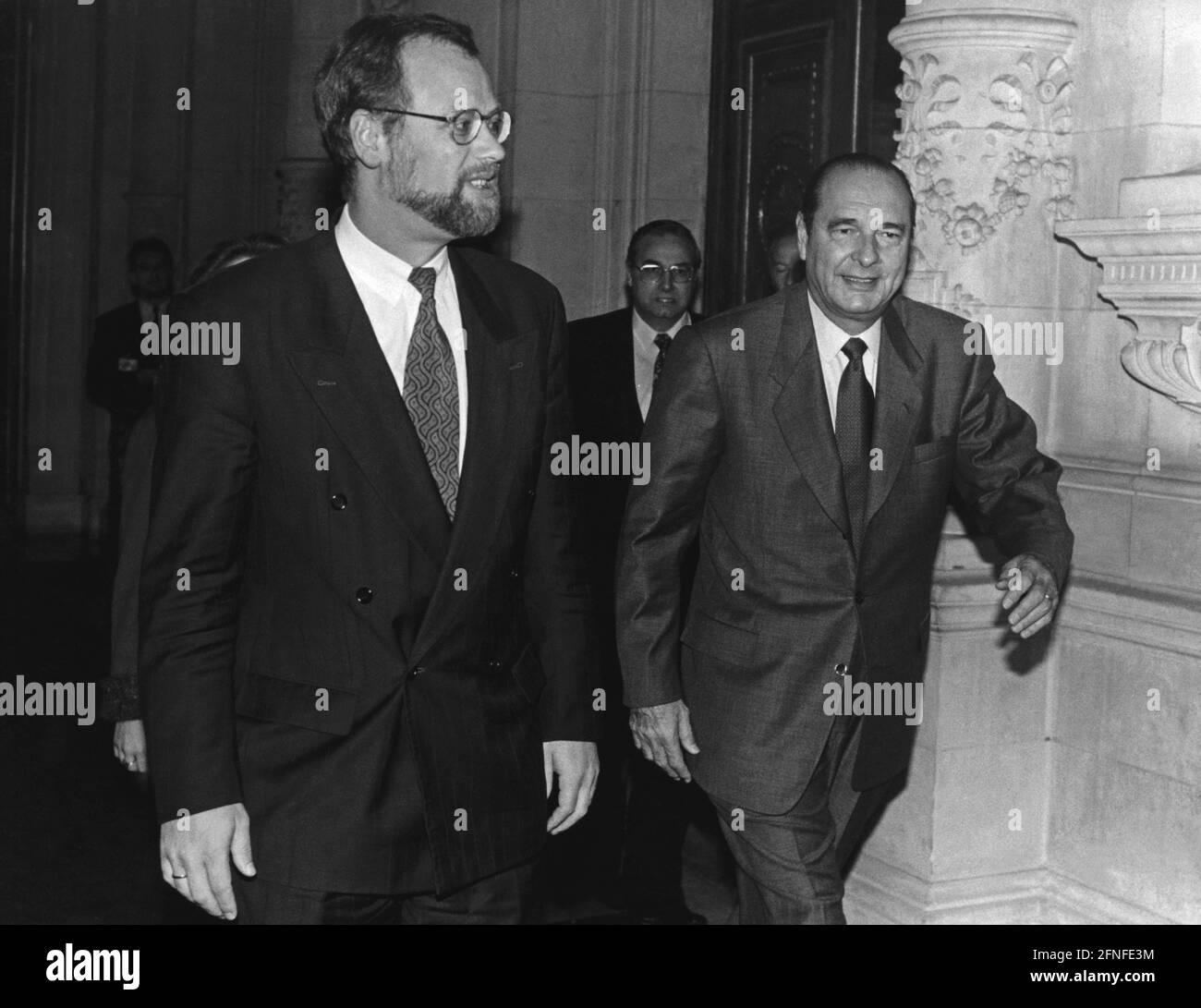 Cette photo montre le Président du SPD Rudolf Scharping (à gauche) lors de sa visite inaugurale à Paris avec le Maire de Paris Jacques Chirac (à droite). [traduction automatique] Banque D'Images