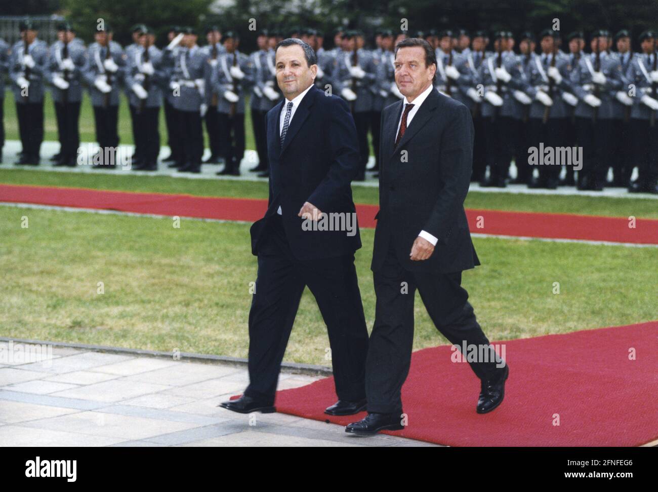 Le Chancelier fédéral Gerhrad Schröder (à droite) avec le Premier ministre israélien Ehud Barak lors de la première réception officielle du gouvernement fédéral à Berlin avec des honneurs militaires. [traduction automatique] Banque D'Images