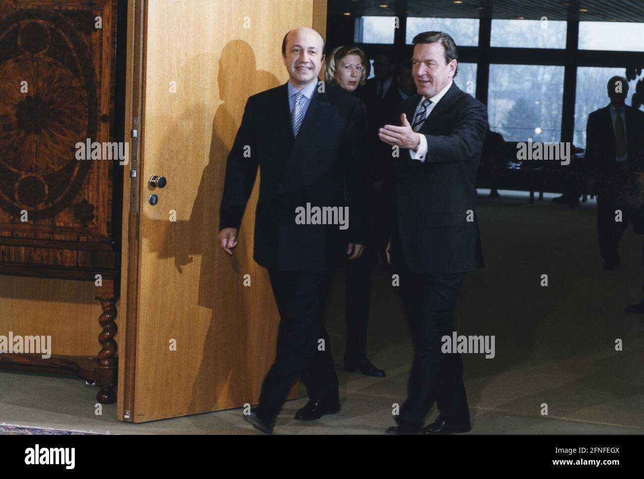 Le chancelier allemand Gerhard Schröder (à droite) reçoit à Bonn un diplomate russe et ministre des Affaires étrangères de la Fédération de Russie, Igor Ivanov. [traduction automatique] Banque D'Images