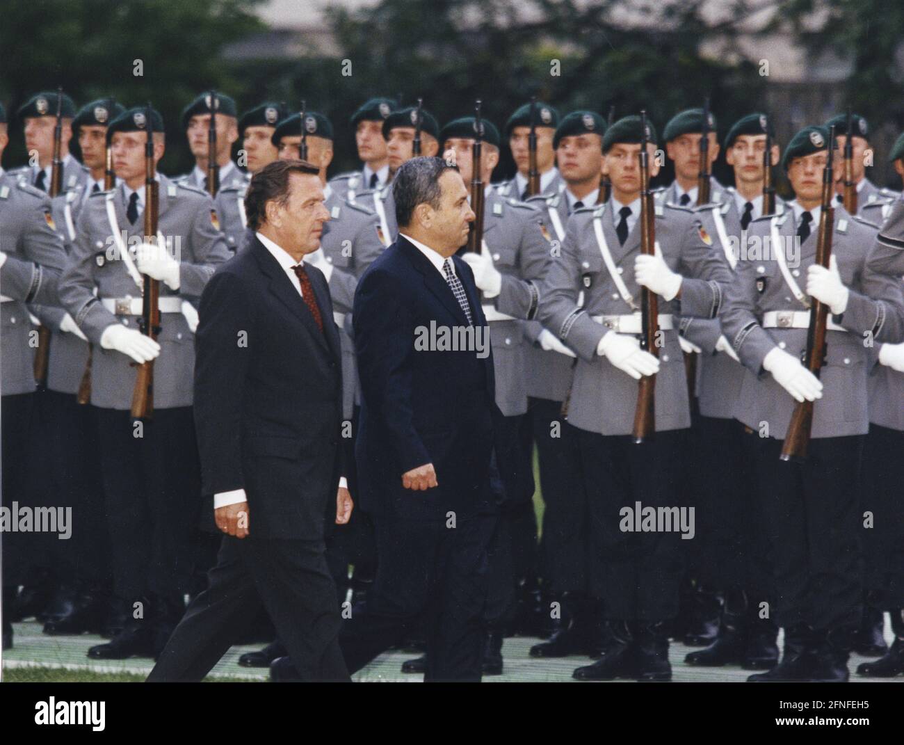 Le Chancelier fédéral Gerhrad Schröder (à gauche) avec le Premier ministre israélien Ehud Barak lors de la première réception officielle du gouvernement fédéral à Berlin avec honneurs militaires. [traduction automatique] Banque D'Images