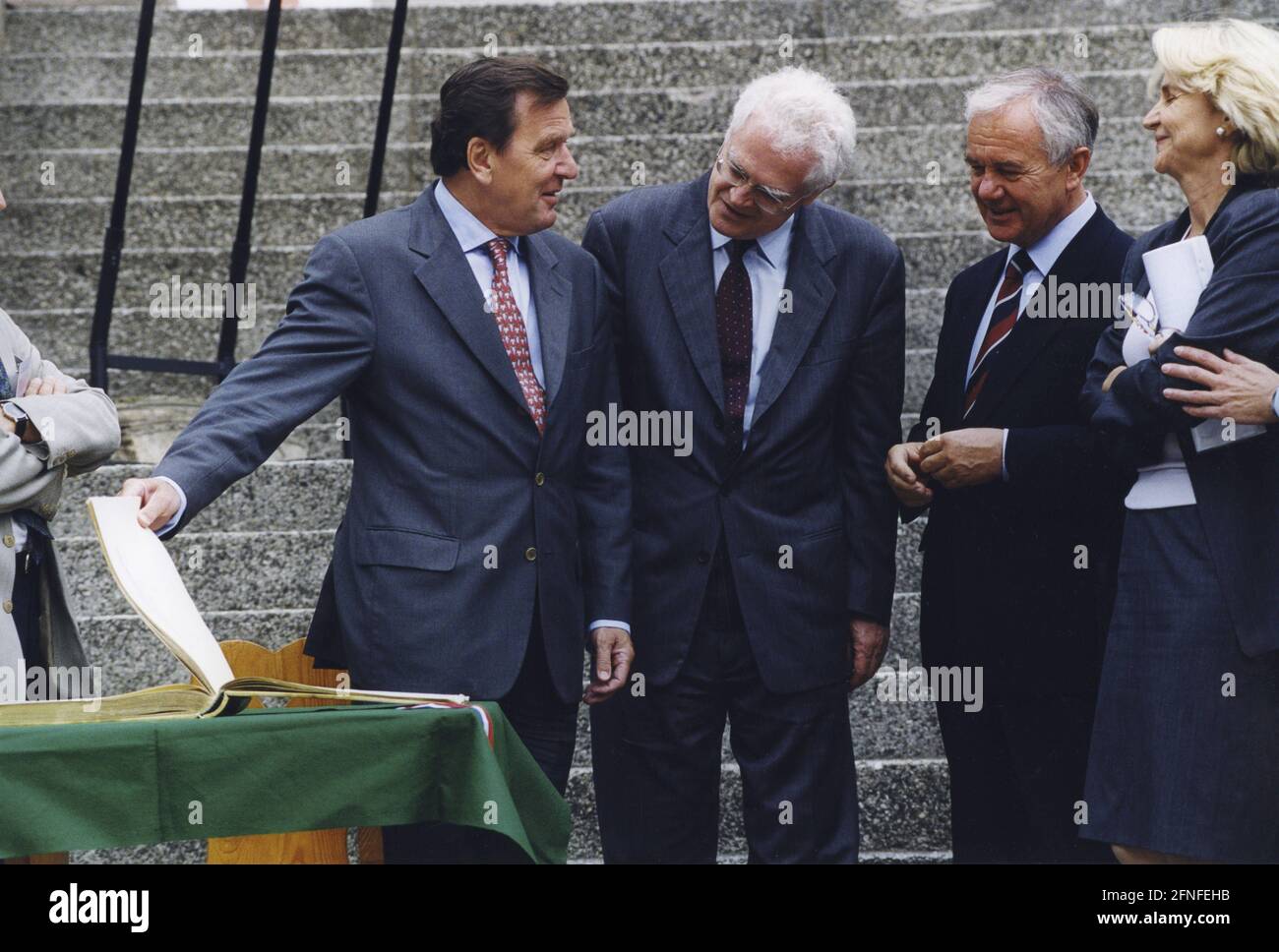 Les participants au colloque franco-allemand de Genshagen, Brandebourg, signent le livre d'or. De gauche à droite : le chancelier fédéral Gerhard Schröder, le Premier ministre français Lionel Jospin, le premier ministre de l'État de Brandebourg Manfred Stolpe et le fondateur de l'« Institut Berlin-Brandebourg pour la coopération franco-allemande en Europe ». [traduction automatique]' Banque D'Images