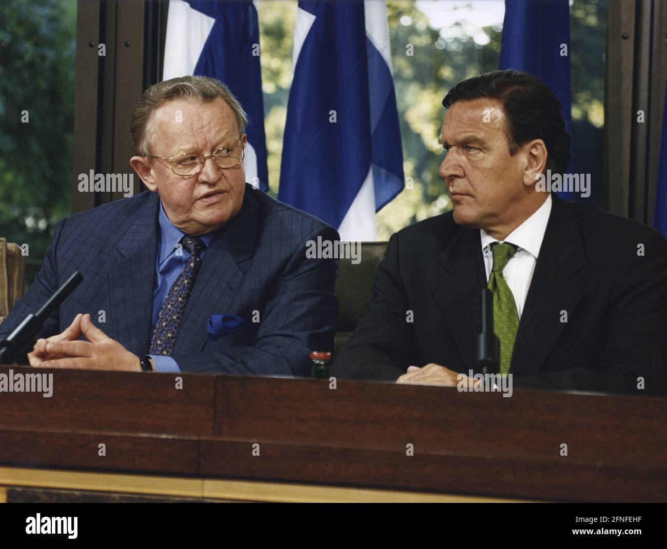 Le président finlandais Martti O. Ahtisaari (à gauche) et le chancelier allemand Gerhard Schröder lors d'une conférence de presse conjointe. [traduction automatique] Banque D'Images