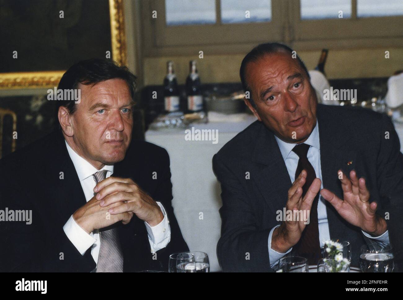 Le chancelier fédéral Gerhard Schröder (à gauche) et le président français Jacques Chirac lors des consultations franco-allemandes. [traduction automatique] Banque D'Images