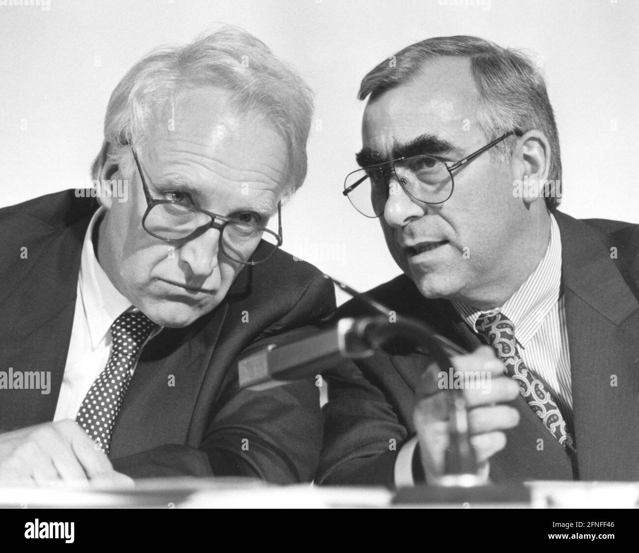 Le Premier ministre bavarois Edmund Stoiber (l.) et le président du CSU Theo Waigel en conversation. [traduction automatique] Banque D'Images