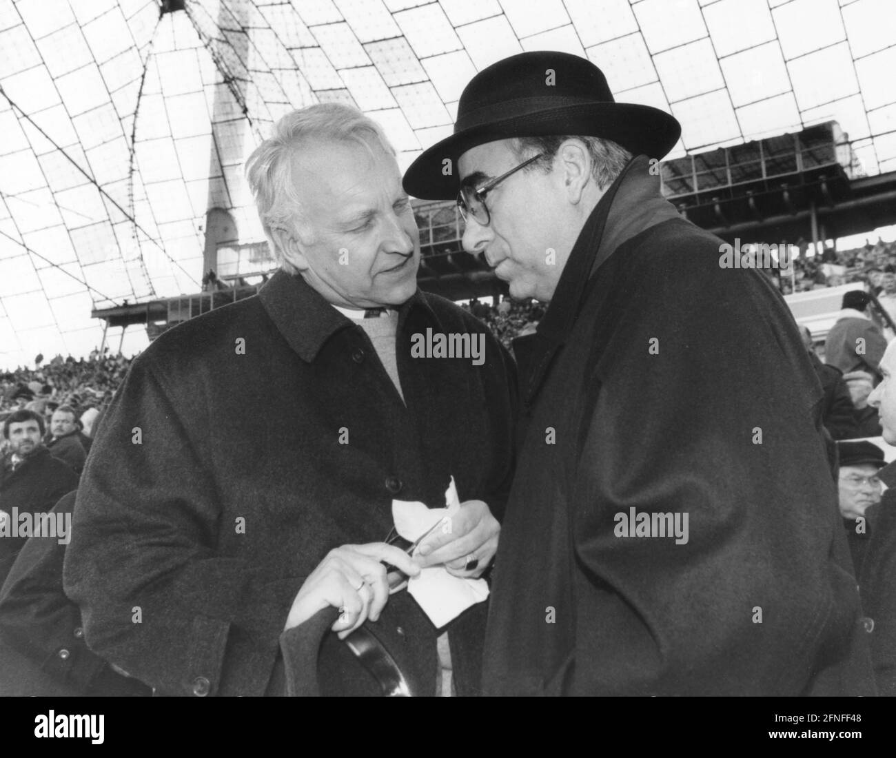 Le ministre bavarois de l'intérieur, Edmund Stoiber (à gauche) et le ministre fédéral des Finances, Theo Waigel, dans le stade olympique de Munich. [traduction automatique] Banque D'Images