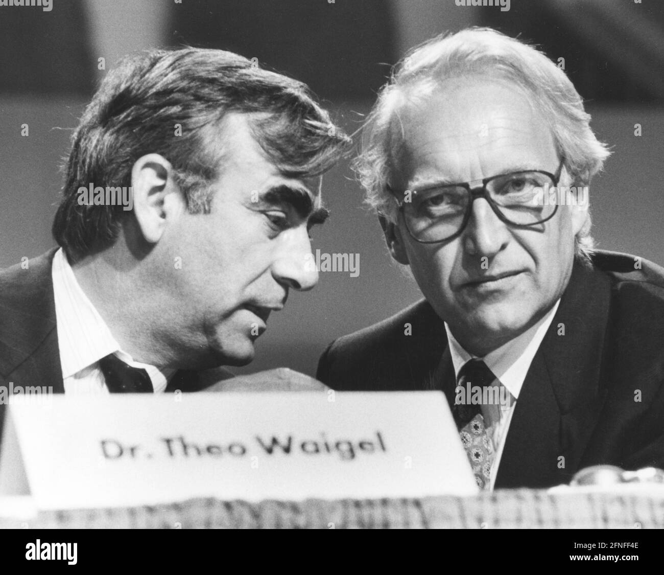 Le président du CSU, Theo Waigel, a parlé à son successeur éventuel au poste de Premier ministre bavarois, Edmund Stoiber, à Munich. [traduction automatique] Banque D'Images