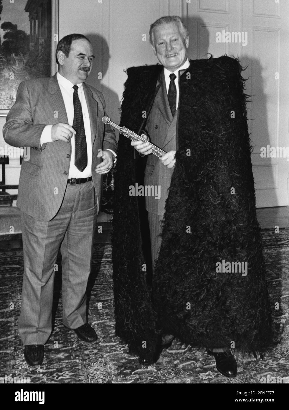 Le Premier ministre bavarois Max Streibl (à droite) reçoit le Vice-Premier ministre de Russie, Valery Macharadze (à gauche), à la Chancellerie d'État bavaroise. Macharadze présente Streibl avec un cosaque et une épée géorgienne comme cadeau. [traduction automatique] Banque D'Images