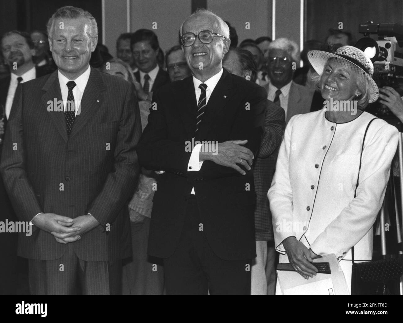 Le Premier ministre bavarois Max Streibl (à gauche) avec l'ingénieur et l'entrepreneur Ludwig Bölkow et son épouse. [traduction automatique] Banque D'Images