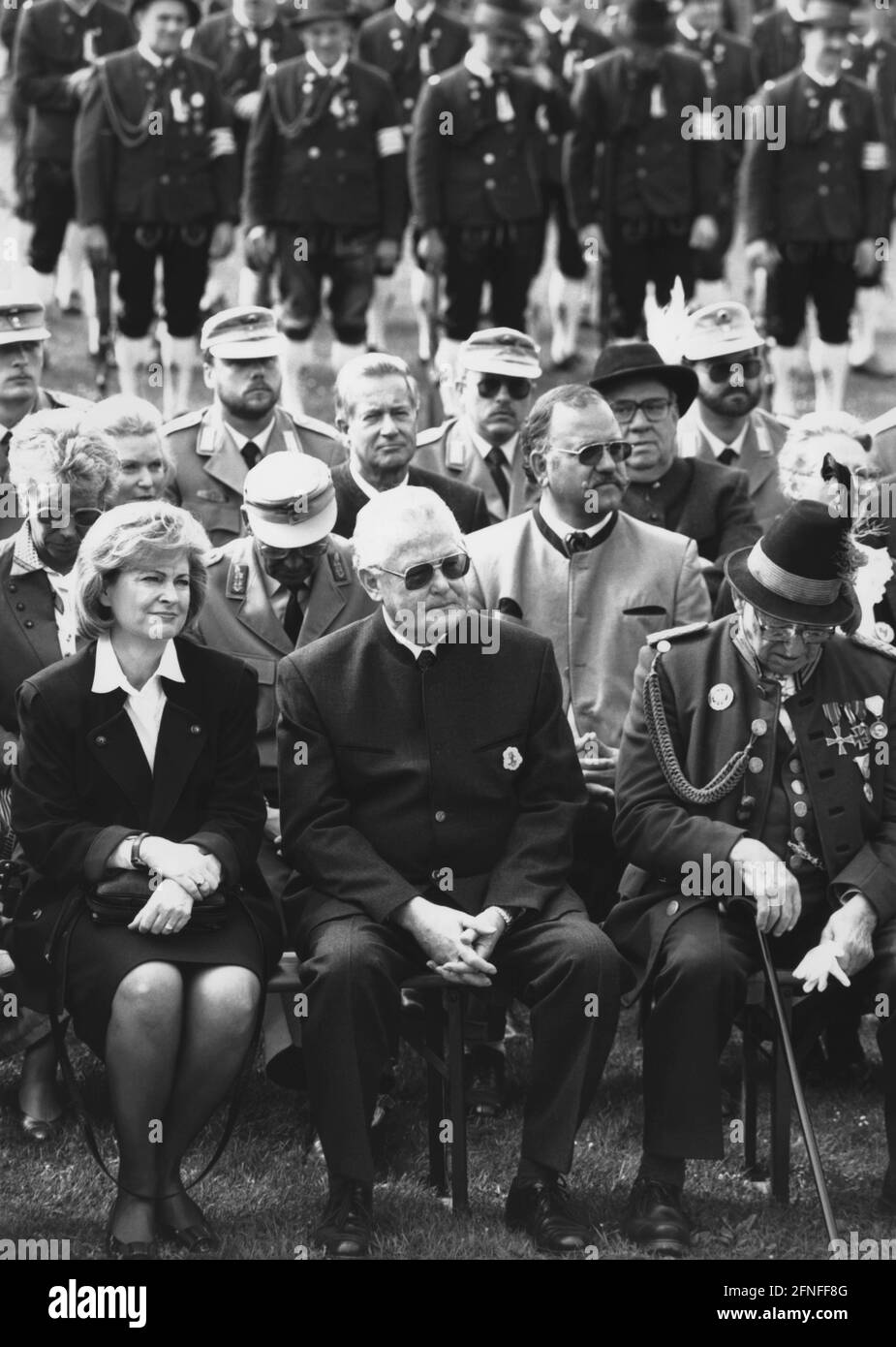 Le Premier ministre bavarois Max Streibl (au milieu) lors du jour de patronage des chasseurs de montagne bavarois à Murnau am Staffelsee devant un public en costume bavarois traditionnel. [traduction automatique] Banque D'Images