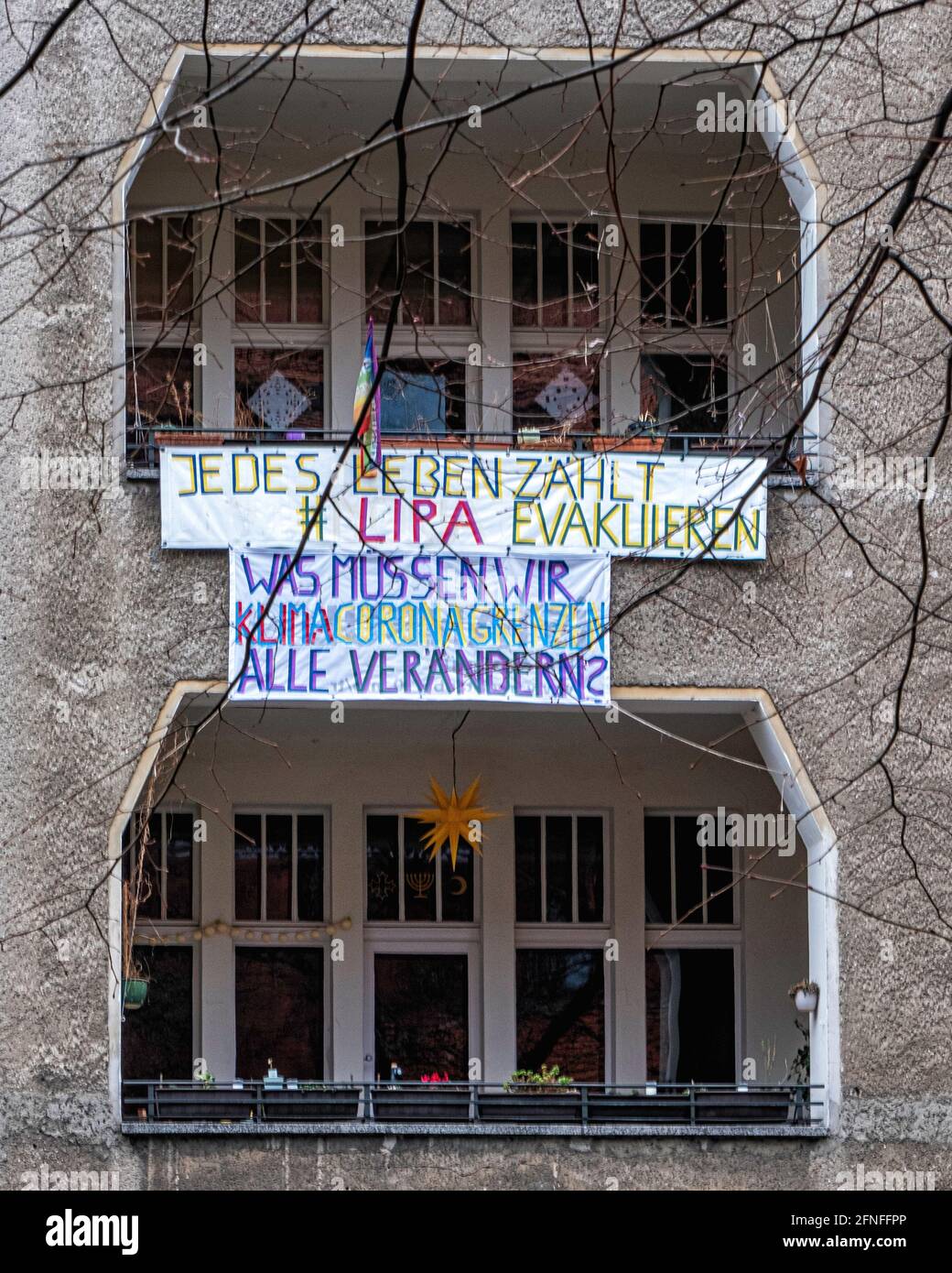 Affiche sur l'immeuble d'appartements appels à l'évacuation des migrants dormant dans l'eau après un incendie détruit le camp de LIPA en Bosnie, Prenzlauer Berg, Berlin Banque D'Images