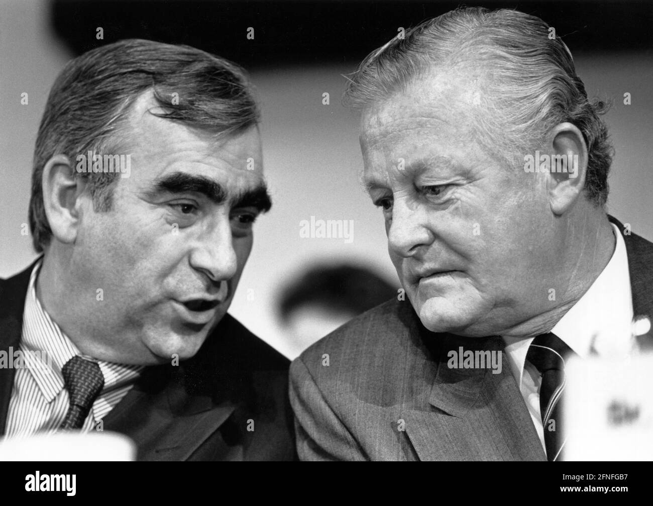 Le Premier ministre bavarois Max Streibl (r.) et le président du CSU et ministre fédéral des Finances Theodor Waigel en conversation. [traduction automatique] Banque D'Images