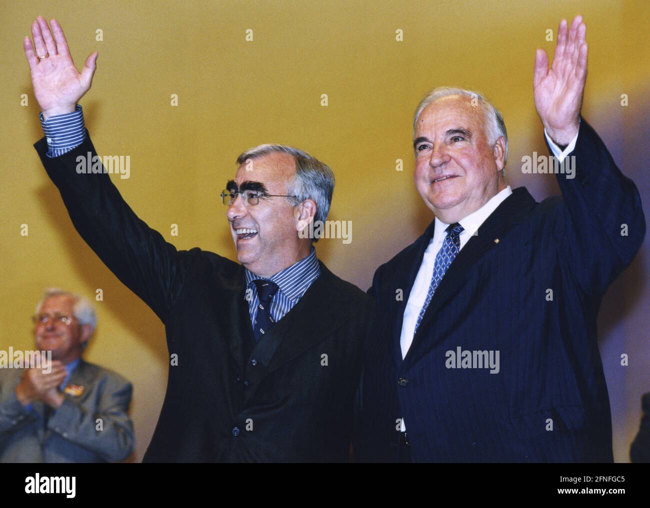 Le président du CSU et ministre fédéral des Finances, Theodor Waigel (à gauche) et le chancelier Helmut Kohl se sont ralliés devant leurs partisans lors d'un rassemblement à Dortmund. [traduction automatique] Banque D'Images